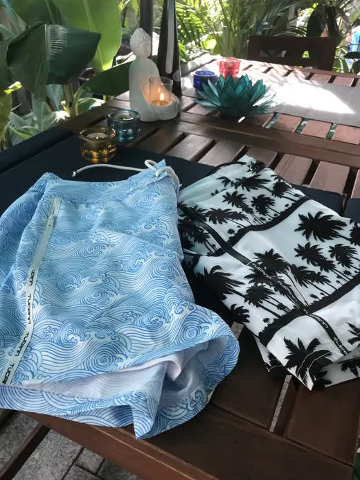 Customer photo from Graeme F. review of Black Palms White - 3"