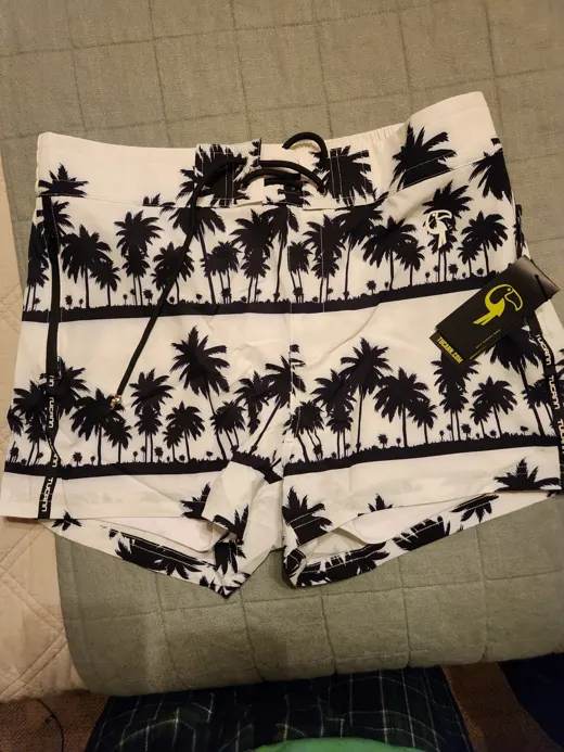Customer photo from Vittorio I. review of Black Palms White - 3"